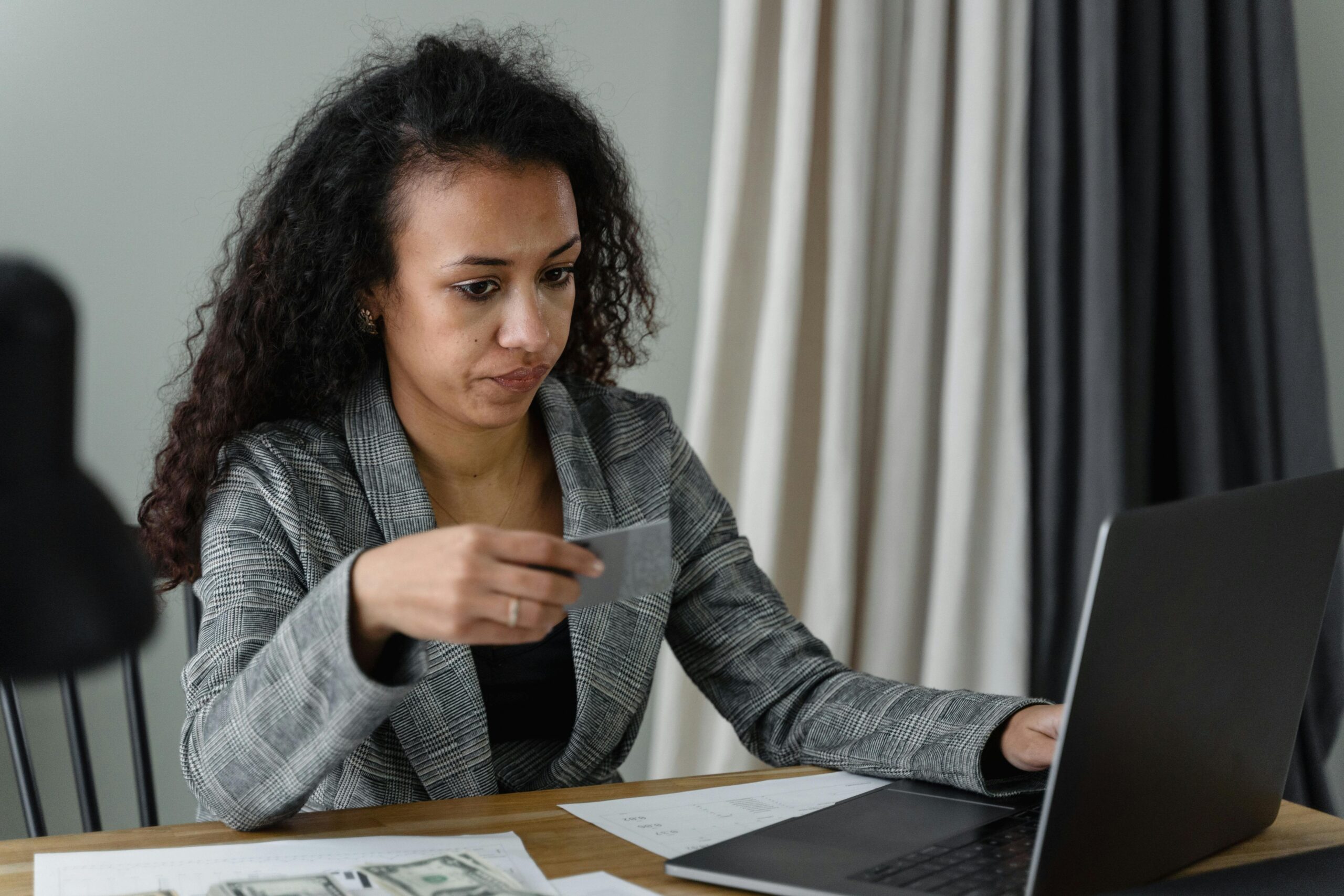 Kostenloses Stock Foto zu afroamerikaner-frau, arbeit, banknoten