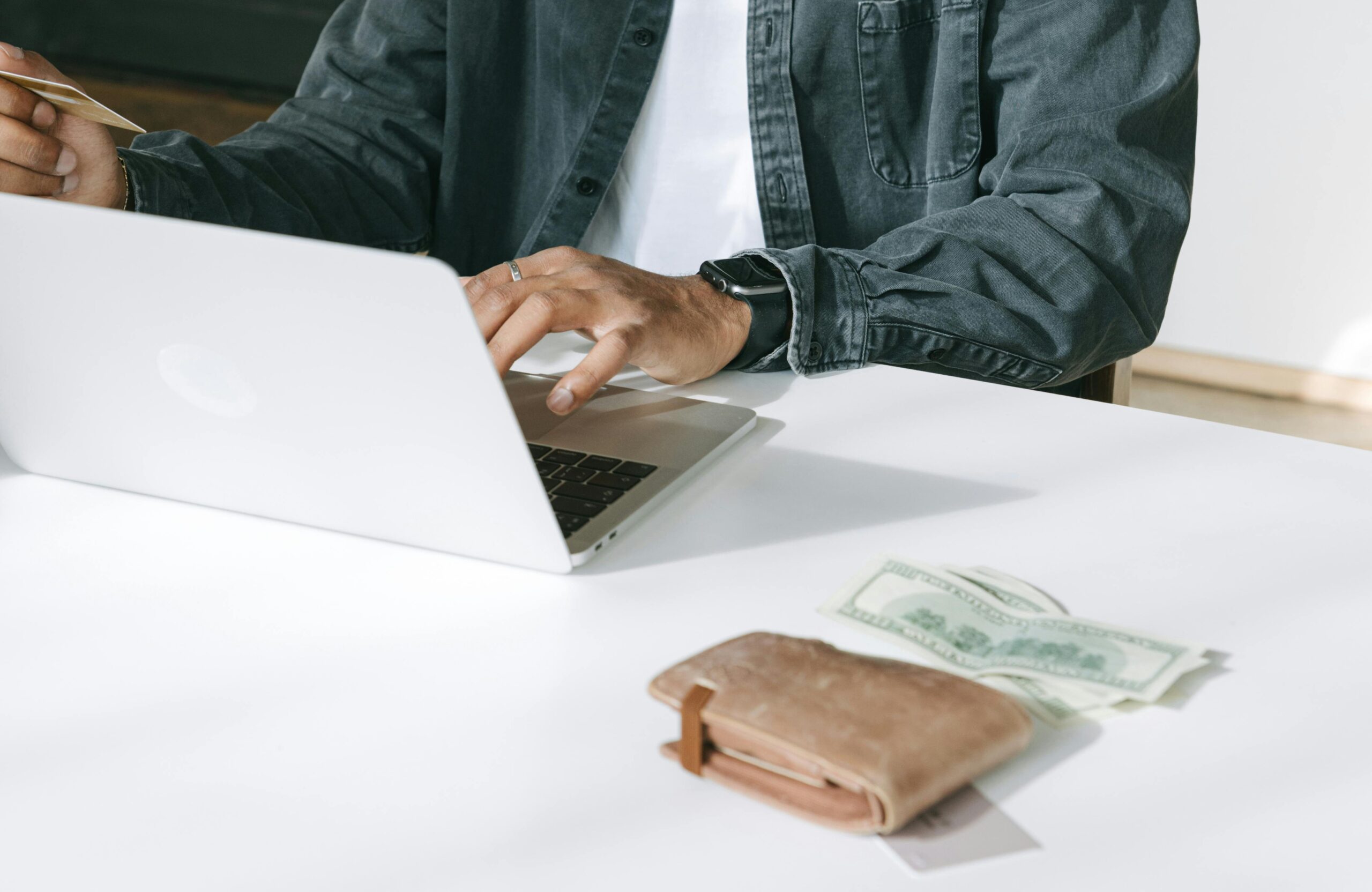 Kostenloses Stock Foto zu arbeitsplatz, arbeitsplatz im innenbereich, brieftasche